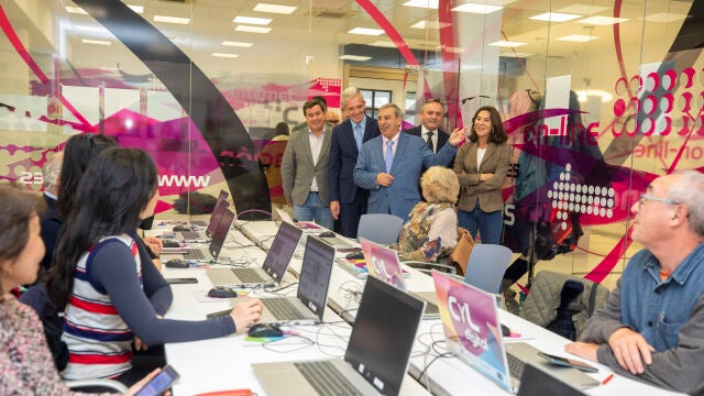 El consejero de Movilidad y Transformación Digital, José Luis Sanz Merino, visita el espacio CyL Digital de Ávila