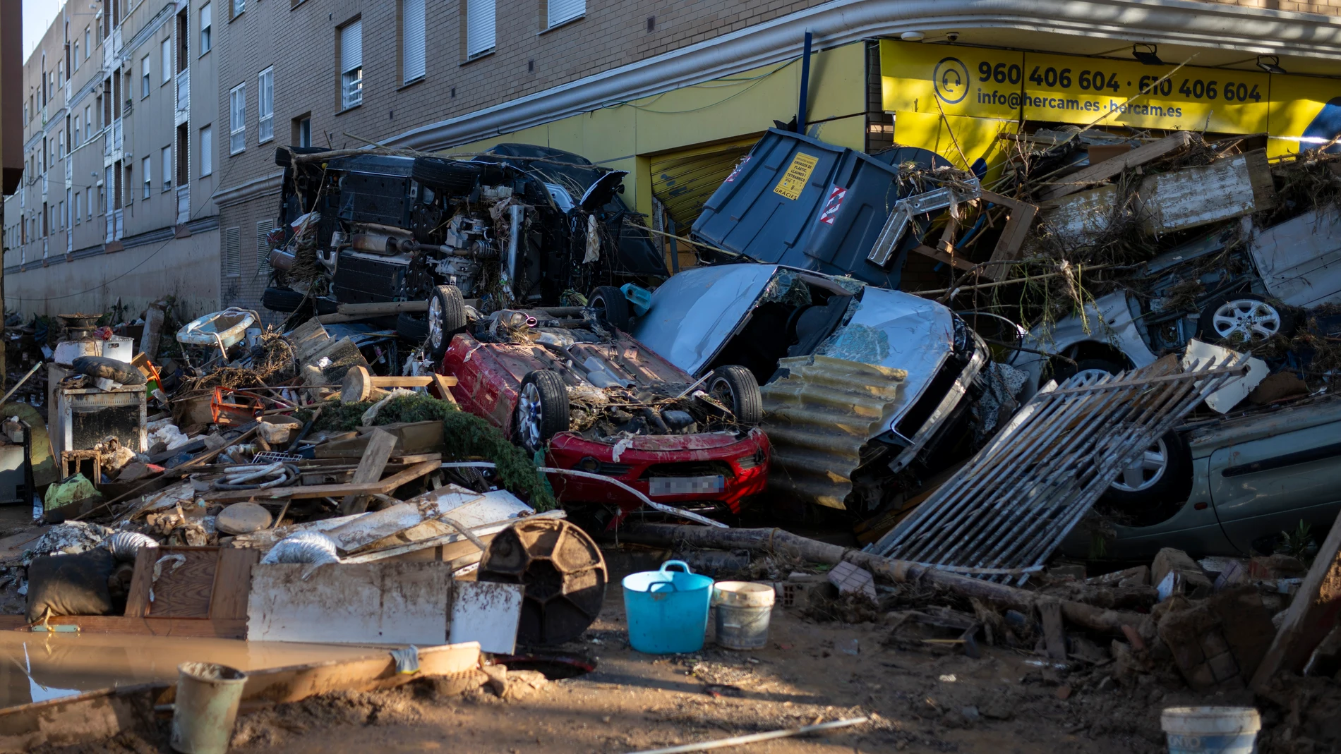 Varios coches amontonados, a 2 de noviembre de 2024, en Alfafar, Valencia, Comunidad Valenciana (España). Más de 200 voluntarios de Protección Civil de toda España están participando en las tareas de emergencia como consecuencia de la DANA que el pasado 29 de octubre afectó a la provincia de Valencia. La cifra de fallecidos por el temporal es más de 210, y desde ayer, 1 de noviembre, se ha restringido el acceso con vehículos privados a los municipios afectados. 02 NOVIEMBRE 2024;DANA;PROTECC...