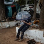 Un hombre se protege de la lluvia con un paraguas, a 3 de noviembre de 2024, en Benetússer, Valencia