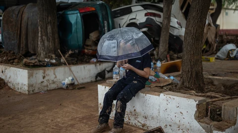 Un hombre se protege de la lluvia con un paraguas, a 3 de noviembre de 2024, en Benetússer, Valencia