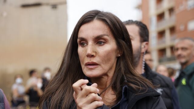 La reina Letizia, durante su visita a Paiporta 