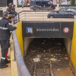 Temporal.-Hasta 50 efectivos, cuatro máquinas y un kayak trabajan en sacar agua del Centro Comercial Bonaire de Valencia