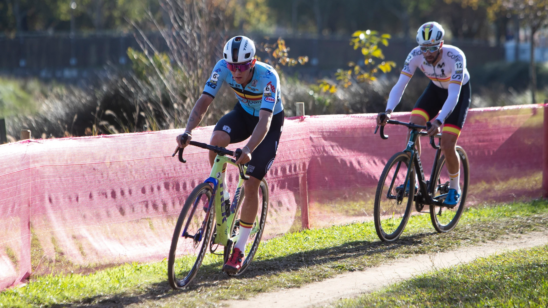 Pontevedra, 03/11/2024.- El español Felipe Orts (d) y el Belga Thibau Nys durante su participación en la prueba Élite Masculina del Campeonato de Europa de Ciclocross UEC que se ha celebrado hoy domingo en Pontevedra. EFE / Salvador Sas.