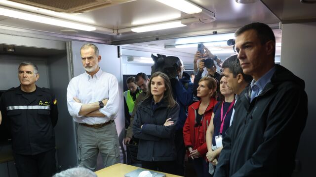 Los Reyes en el centro de mando de Paiporta