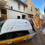 Mensaje en un coche escrito con fango en agradecimiento a los voluntarios