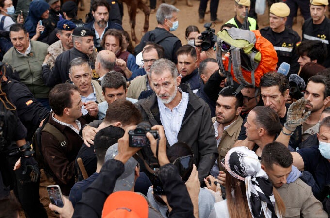 Insultos y lanzamiento de barro a la comitiva de los reyes al llegar al centro de Paiporta