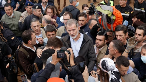 Insultos y lanzamiento de barro a la comitiva de los reyes al llegar al centro de Paiporta