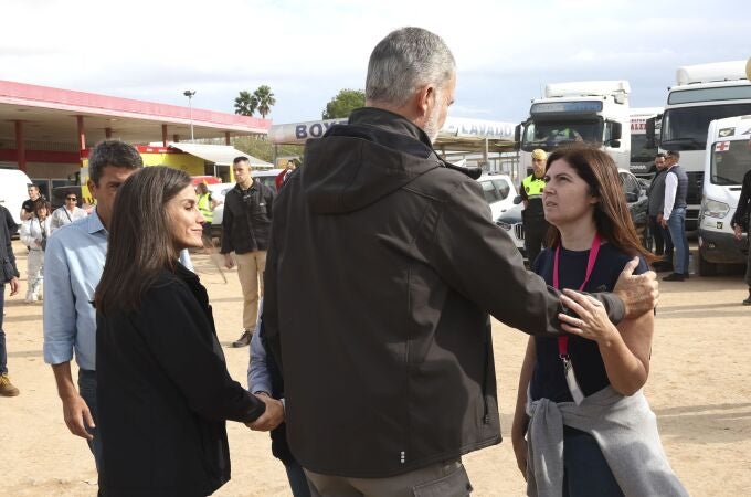  Los reyes saludan a la alcaldesa de Paiporta, Maribel Albalat (d), a su llegada al puesto de mando de Valencia, este domingo. Los reyes visitan hoy las localidades de Paiporta y Chiva, dos de las más afectadas por la dana en la provincia de Valencia, para trasladar sus condolencias y un mensaje de cariño a las familias de los fallecidos y desaparecidos. 