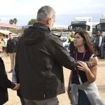  Los reyes saludan a la alcaldesa de Paiporta, Maribel Albalat (d), a su llegada al puesto de mando de Valencia, este domingo. Los reyes visitan hoy las localidades de Paiporta y Chiva, dos de las más afectadas por la dana en la provincia de Valencia, para trasladar sus condolencias y un mensaje de cariño a las familias de los fallecidos y desaparecidos. 
