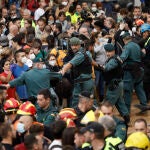 Insultos y lanzamiento de barro a la comitiva de los reyes al llegar al centro de Paiporta