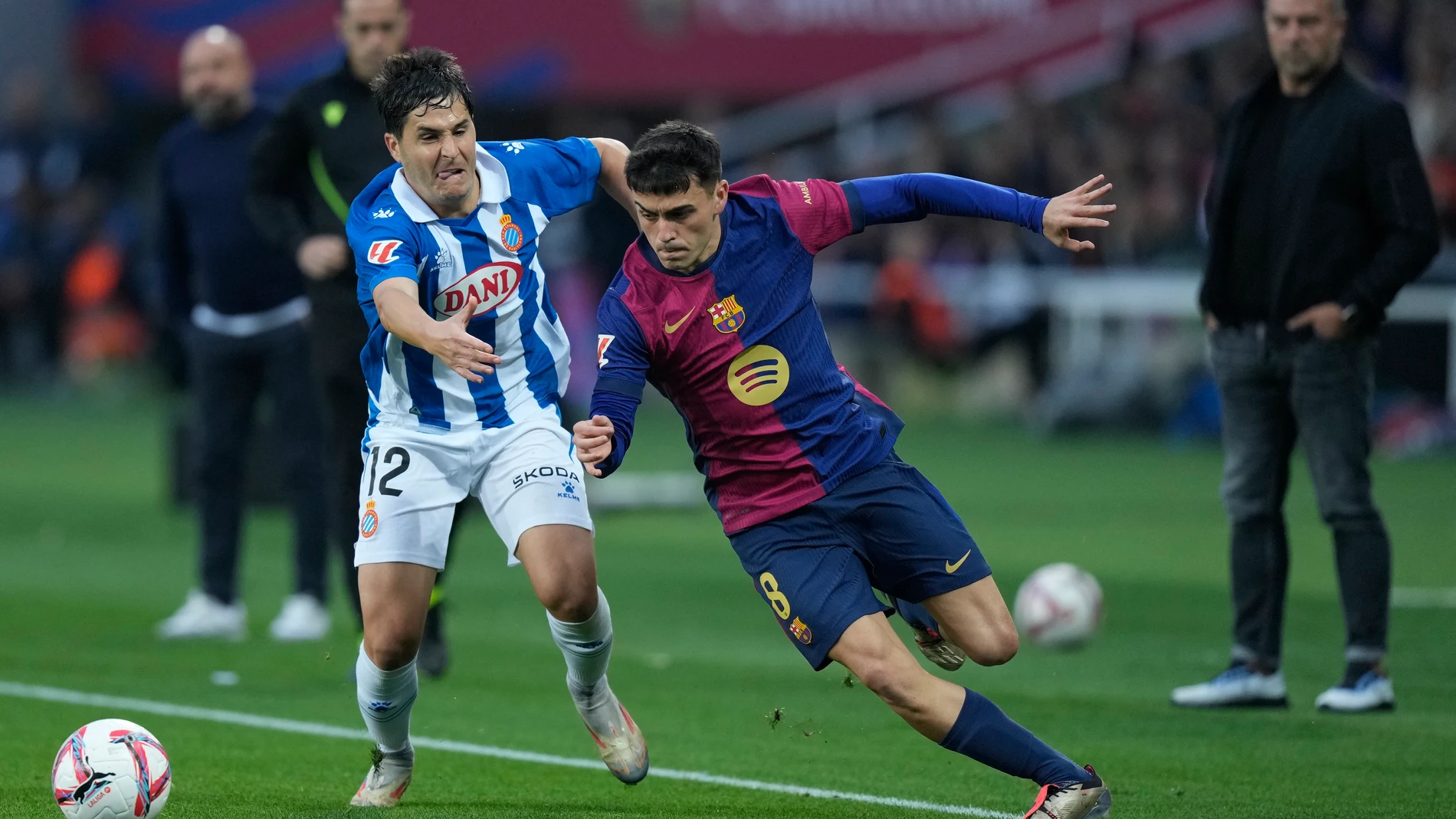 BARCELONA, 03/11/2024.- El centrocampista del FC Barcelona Pedri (d) y el defensa del Espanyol Álvaro Tejero, en acción durante el partido de LaLiga que enfrenta al FC Barcelona contra el Espanyol este domingo en el Camp Nou en Barcelona. EFE/ Enric Fontcuberta