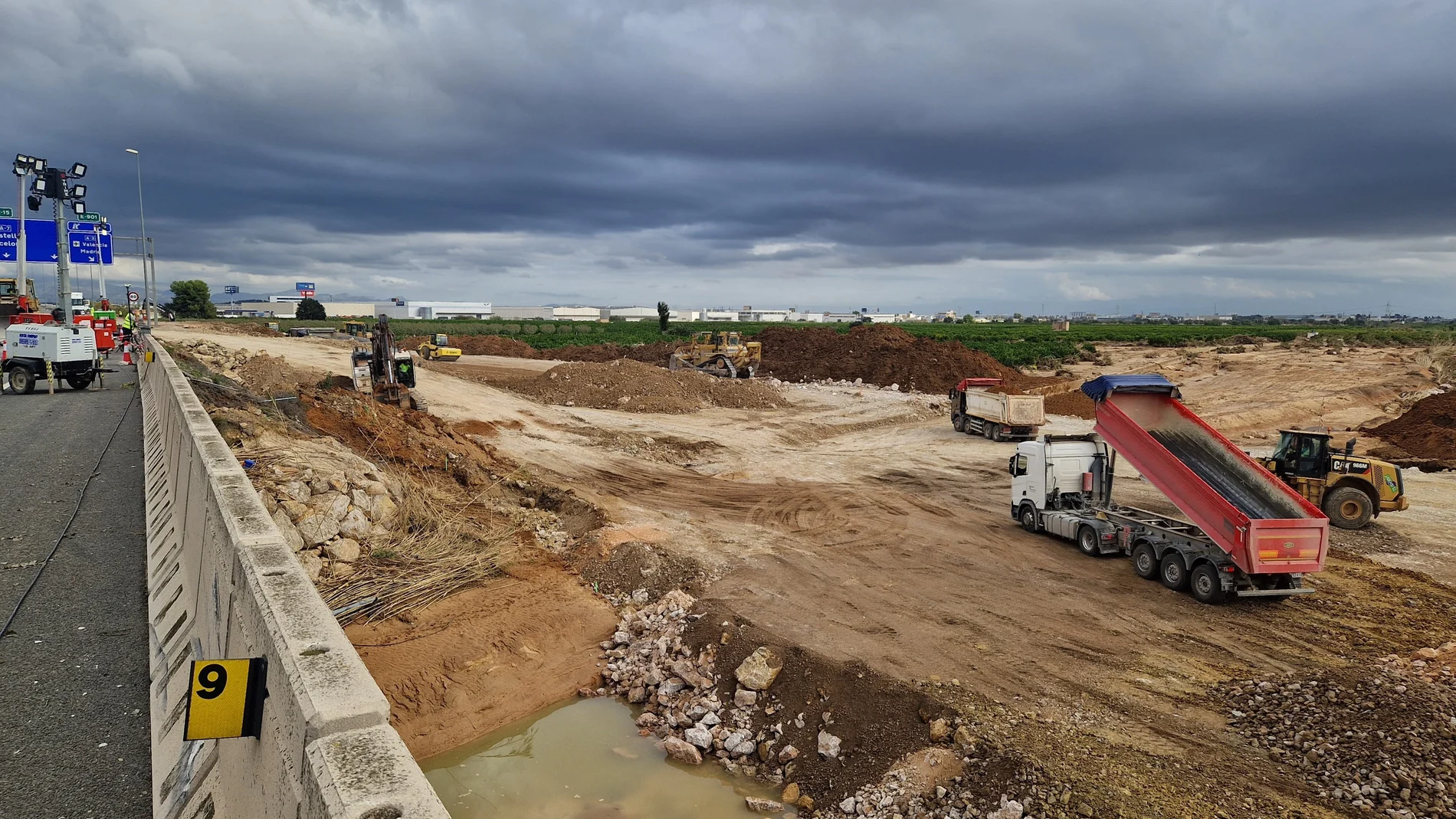 Trabajo a destajo para recuperar carreteras y vías