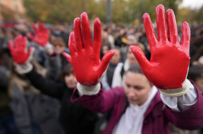 Algunos asistentes a la marcha se pintaron las manos para simbolizar la sangre de los fallecidos