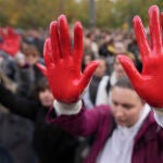 Algunos asistentes a la marcha se pintaron las manos para simbolizar la sangre de los fallecidos