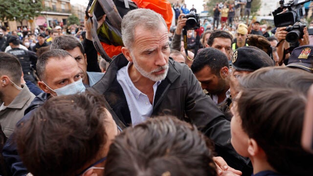Insultos y lanzamiento de barro a la comitiva de los reyes al llegar al centro de Paiporta