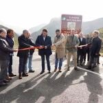 Suárez-Quiñones inaugura la carretera de La Farrapona, que une Babia y Luna con la comarca asturiana de Somiedo