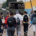 Un grupo de personas junto con un camión del Ejército caminan este lunes en dirección a Paiporta, Valencia este lunes