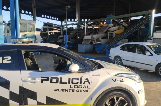 Imagen de coches patrulla de la Policía Local de Puente Genil