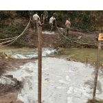 Los militares construyen una pasarela temporal sobre el río en Landete (Cuenca) mientras arreglan el puente destruido por la DANA