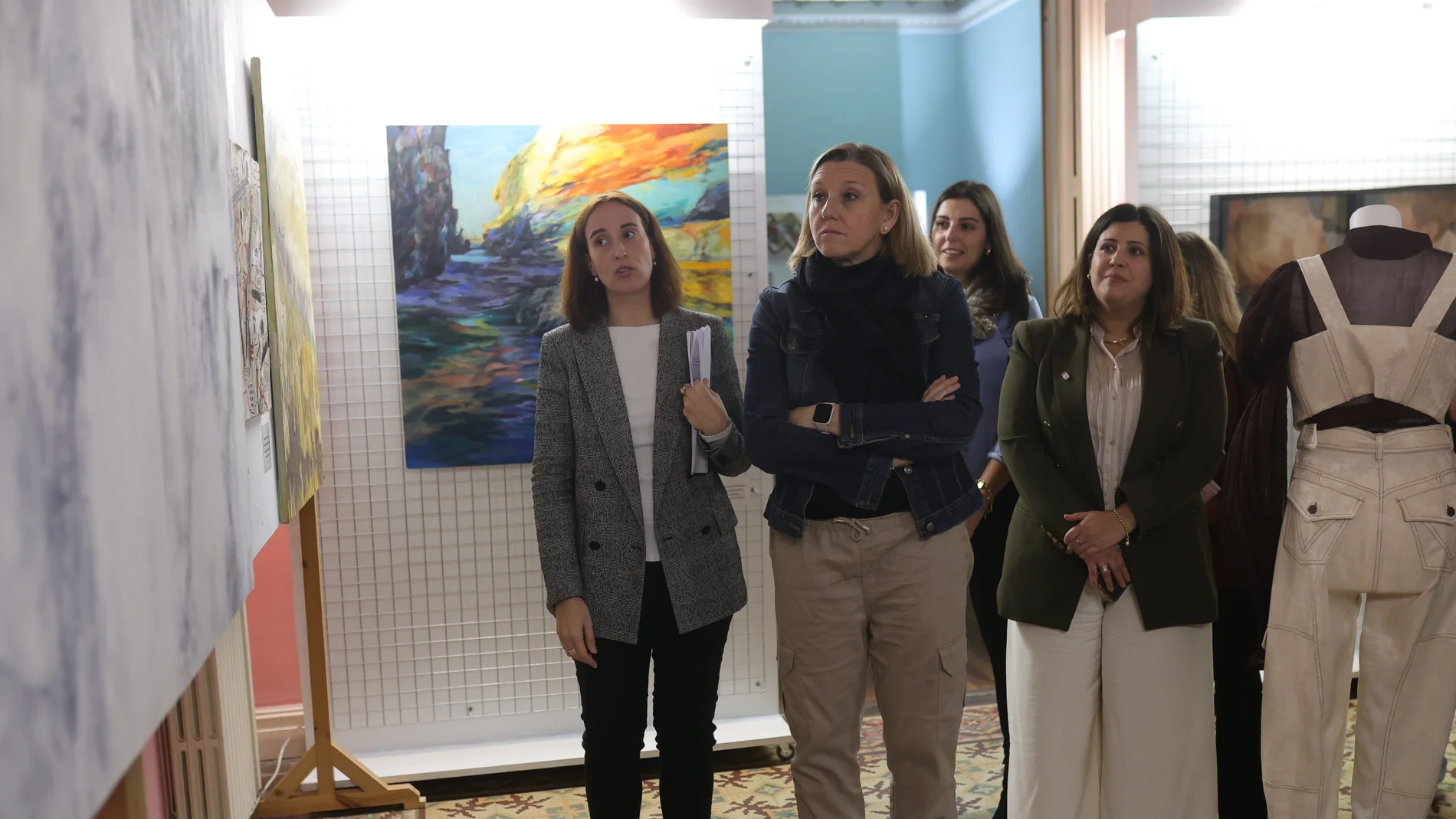 La vicepresidenta de la Junta, Isabel Blanco, visita la exposición "Art on the road" en Benavente (Zamora)