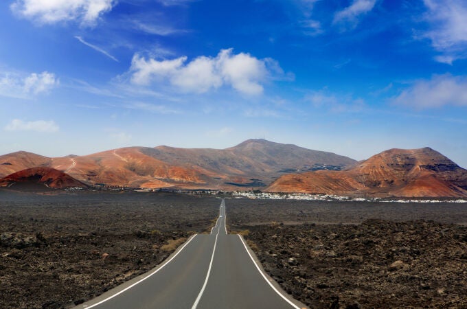 Camino hacia las montañas del fuego del Timanfaya, Lanzarote