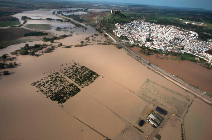 Crecida del Guadalquivir a su paso por Almodóvar del Río (Córdoba), después de las fuertes lluvias registradas en 2010