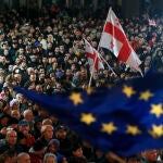 Manifestantes georgianos enarbolan la bandera europea en una manifestación contra el fraude electoral en las recientes legislativas