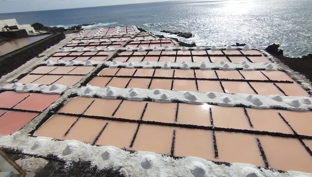 Estas salinas regalan un bonito contraste de colores al viajero