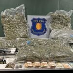 Marihuana incautada por los Mossos d'Esquadra entre el vehículo y el domicilio de un joven de 24 años detenido en Gràcia