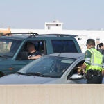 Controles de tráfico hoy en una de las salida de Valencia hacia las zonas afectadas