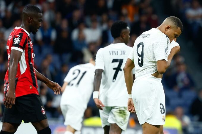 Mbappé se lamenta durante el partido ante el Milan