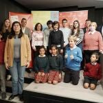 Foto de familia de los escolares premiados en el concurso de literaura