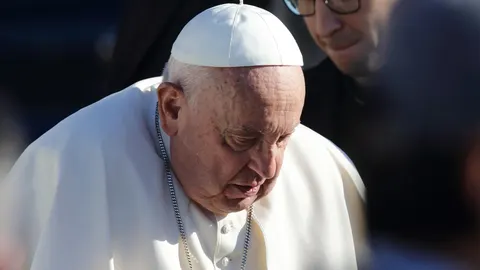 El Papa alerta de las "ideologías" que penetran en la universidad y pide "menos cátedras" y más mesas "sin jerarquías"