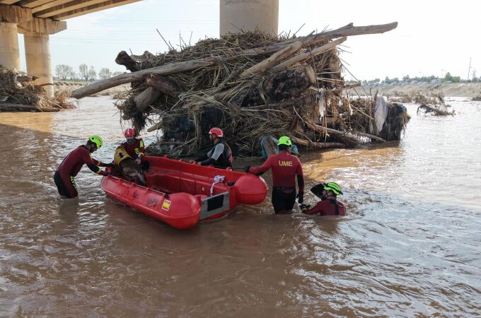 Bomberos y efectivos de la UME buscan víctimas de la DANA en el nuevo cauce del río Turia en Valencia