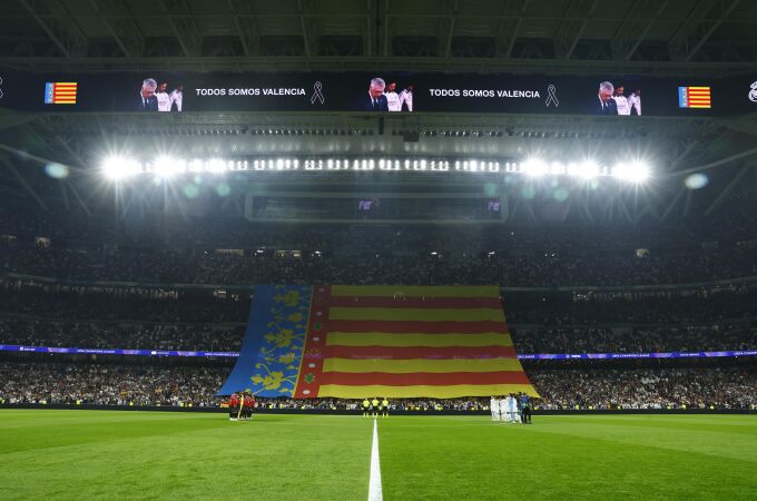 Minuto de silencio por las víctimas en el Bernabéu