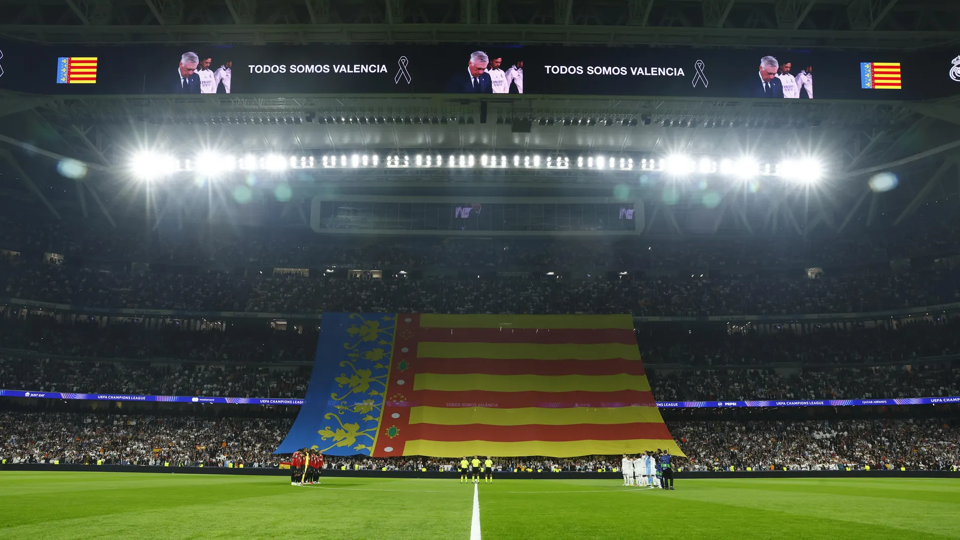 Minuto de silencio por las víctimas en el Bernabéu