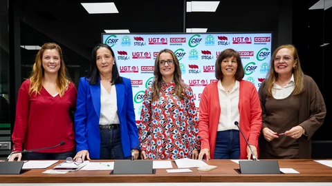 Los sindicatos CSIF, ANPE, STECyL, UGT y CCOO informan de manera conjunta sobre las demandas a la Consejería de Educación y negociación de mejoras retributivas. De izquierda a derecha, Beatriz García (UGT); Pilar Gredilla (ANPE); Isabel Madruga (CSIF); Cristina Fulconis (STECYL); Elena Calderón (CCOO)