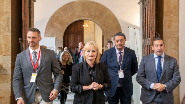 La consejera Leticia García a su llegada al Colegio y Hospedería Fonseca para inaugurar la jornada