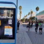 Un anuncio animando al voto en una marquesina de autobús de Santa Mónica (California)