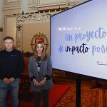 La concejala de Juventud, Carolina del Bosque, y el director de la Fundación, Pedro Pablo Crespo, presentan el proyecto