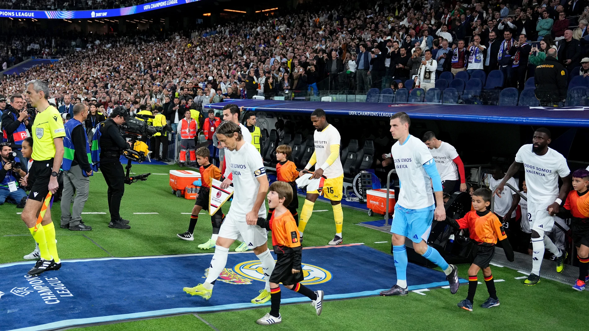 Players enter to the field during the UEFA Champions League 2024/25 League Phase MD4 match between Real Madrid CF and AC Milan at Estadio Santiago Bernabeu on November 5, 2024, in Madrid, Spain. AFP7 05/11/2024 ONLY FOR USE IN SPAIN