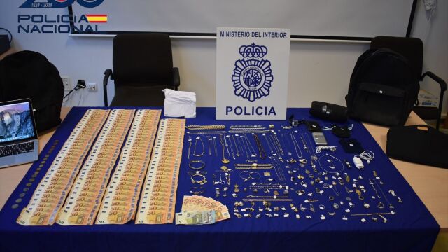 Dinero y joyas recuperadas