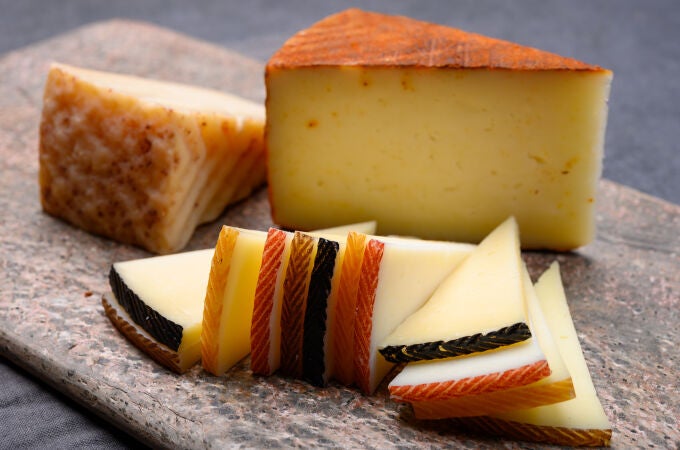 El queso ofrece una amplia gama de beneficios nutricionales, y algunos como el queso manchego, componen un plato muy consumido tanto en España como en el resto del mundo