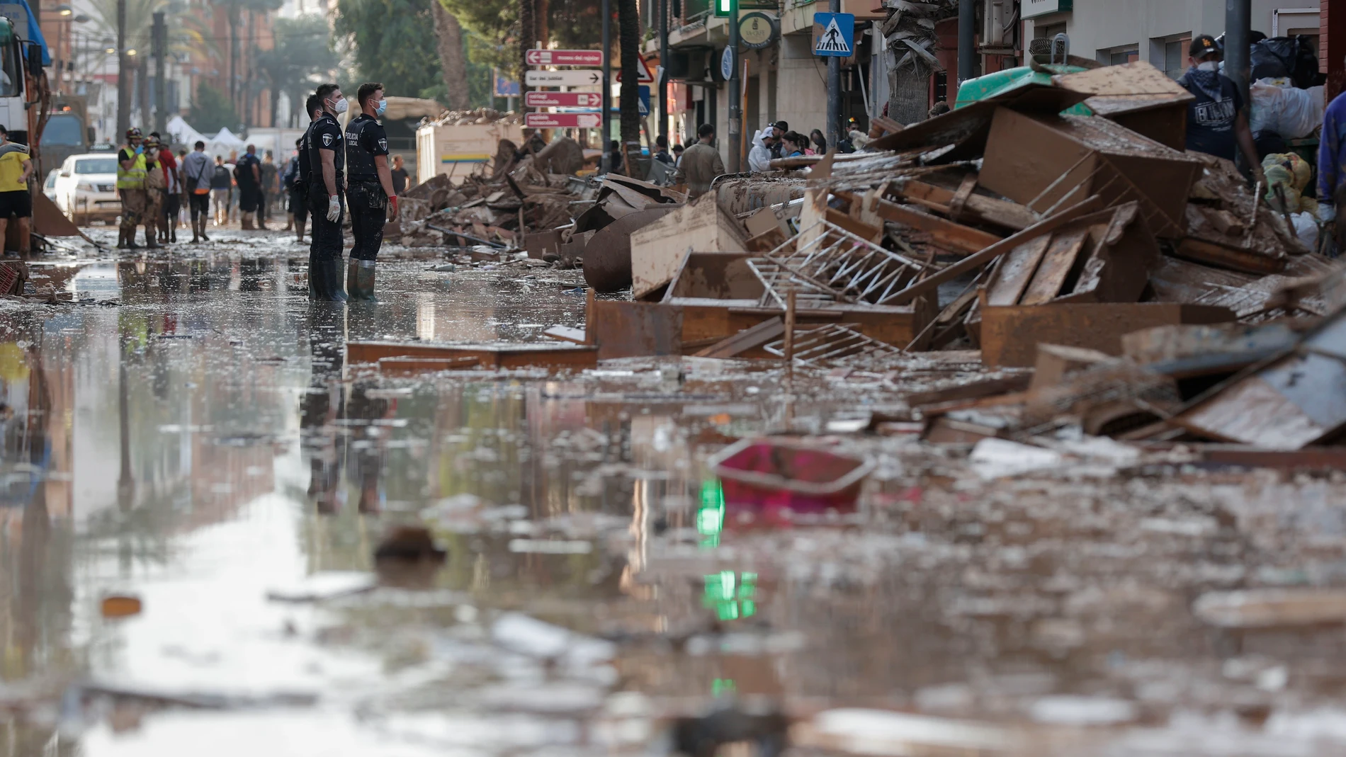 -FOTODELDÍA- PATERNA (VALENCIA), 05/11/2024.- Efectivos de la Policía Local trabajan para despejar una calle de Paterna (Valencia), este martes. Una semana después del paso de la dana, varios de los pueblos más afectados siguen "en shock" y con grandes necesidades, más allá de comida o productos de limpieza y desescombro, a pesar de la ayuda de los miles de voluntarios y el aumento de efectivos de la UME, ejército, bomberos y policías. EFE/ Manuel Bruque