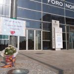 Ramo de flores situado en la entrada principal de Feria Valencia, convertida en morgue para las víctimas de la DANA
