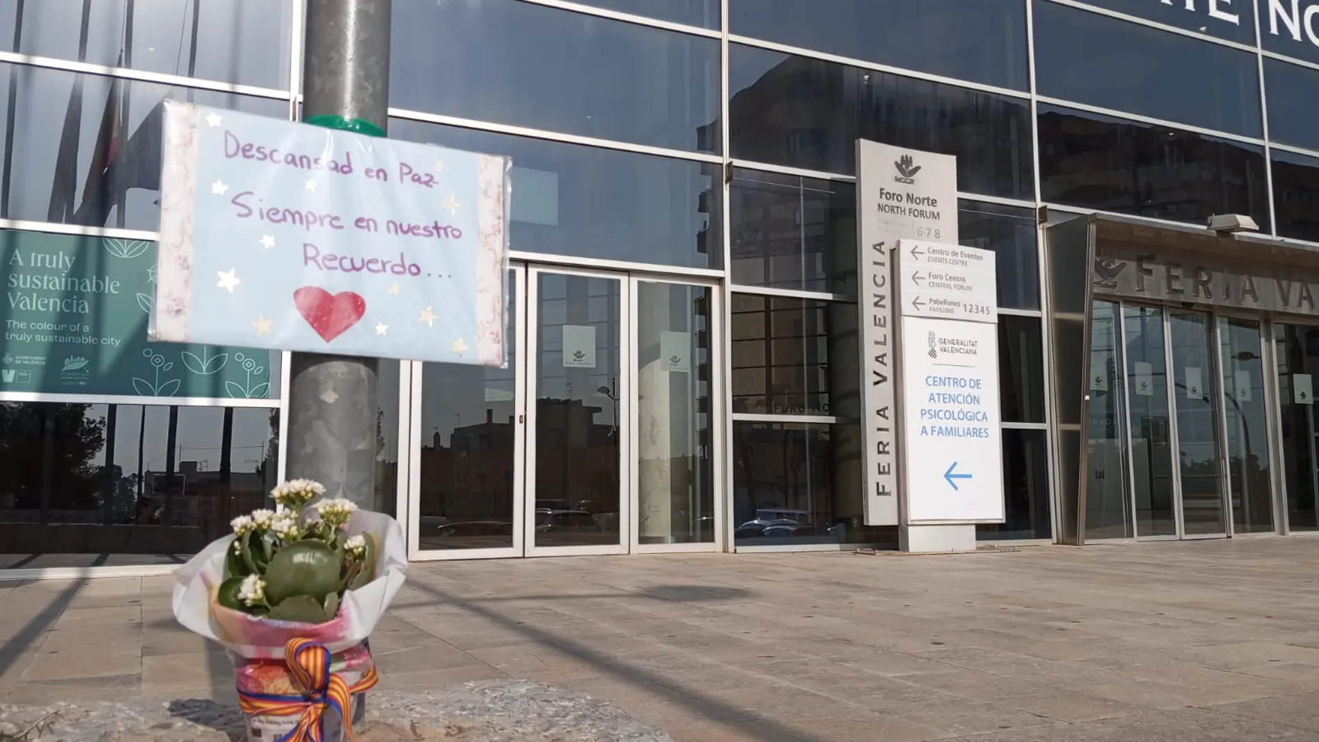 Ramo de flores situado en la entrada principal de Feria Valencia, convertida en morgue para las víctimas de la DANA