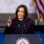 Kamala Harris durante el discurso en el que reconoció su derrota ante Trump