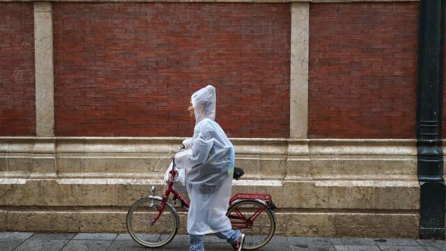 Lluvia, tormentas y olas ponen en aviso a nueve provincias, entre ellas parte de Cataluña y de la C.Valenciana