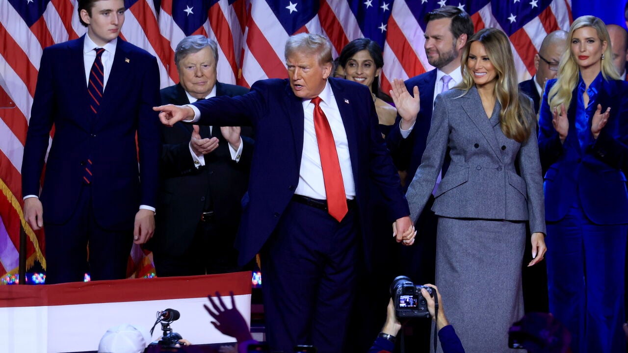 トランプ氏の周囲、勝者としての最初の演説に同席した人々