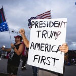 Simpatizantes de Donald Trump frente a su residencia de Mar-A-Lago en Florida